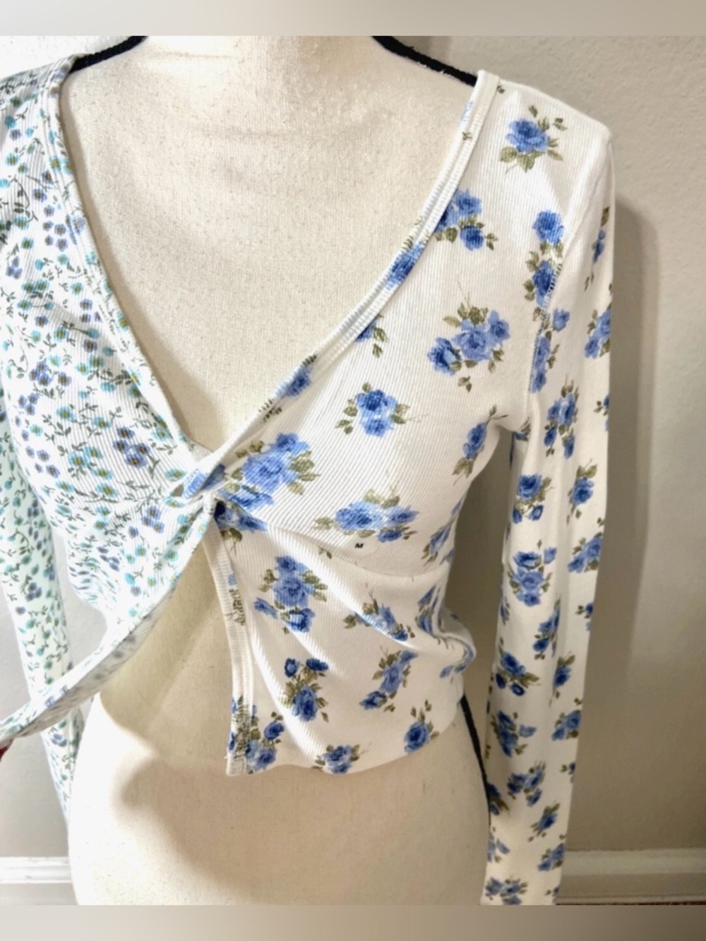 Aeropostale Long Sleeve Top size M Crop cropped V Neck White Floral Print Spring